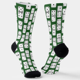 Weiße Dominosteine mit schwarzen Punkten auf grüne Socken
