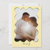 Weiße Doodle-Foto-Monogramm-Gelbe Hochzeit Einladung (Rückseite)