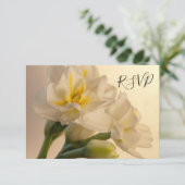 Weiße Doppel-Daffodien für die Hochzeit der RSVP-A RSVP Karte (Stehend Vorderseite)