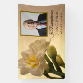 Weiße Doppel-Daffodilen Feier der Lebensbeerdigung Banner (Vertikal)