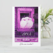 WEISSE DOVEN AN DER FENSTELLE, weißes Lila Einladung (Stehend Vorderseite)