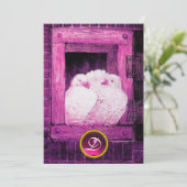 WEISSE DOVEN IN PINK LILA FENSTER WEDDING MONOGRAM EINLADUNG (Stehend Vorderseite)