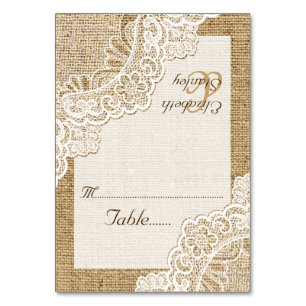 Weiße Eckenspitze auf der Platzkarte der Hochzeit Tischnummer