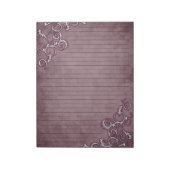 Weiße Einrichtung auf zerkleinertem burgundy Lined Notizblock (Rotiert)