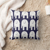 Weiße Elefanten auf dunkelblauem Kissen (Decke)