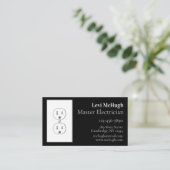 Weiße elektrische Steckdose auf schwarz Visitenkarte (Stehend Vorderseite)