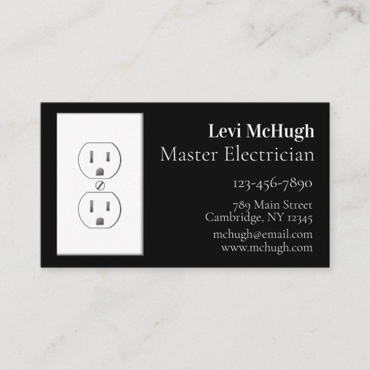 Weiße elektrische Steckdose auf schwarz Visitenkarte (Vorderseite)
