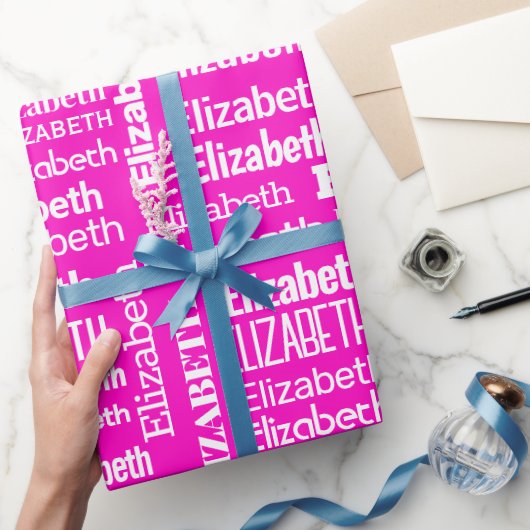 Weiße ELIZABETH-Bezeichnung auf rosa Geschenkpapier (Schenken)