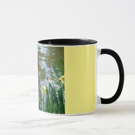Weiße Ente in der Tasse Daffodien (Rechts)