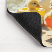 Weiße Ente mit Ducklings am Strand Mousepad (Ecke)