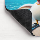 Weiße Ente mit Schnorchel am Strand Mousepad (Ecke)