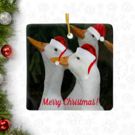 Weiße Enten als Weihnachtsmannmützen Urlaub Keramikornament