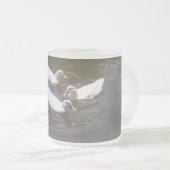 Weiße Enten, die Tasse schwimmen (VorderseiteRechts)