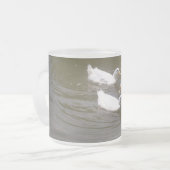 Weiße Enten, die Tasse schwimmen (Vorderseite Links)