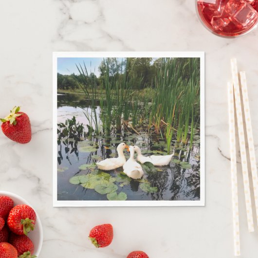 Weiße Enten, Lilienpads, Fesseln, Seeufer Serviette (Beispiel)