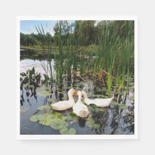 Weiße Enten, Lilienpads, Fesseln, Seeufer Serviette