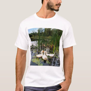 Weiße Enten, Lilienpads, Fesseln, Seeufer T-Shirt