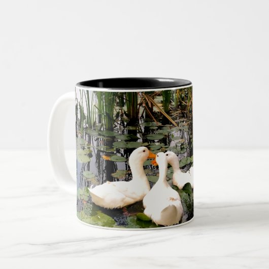 Weiße Enten, Lilienpads, Fesseln, Seeufer Zweifarbige Tasse (Vorderseite Links)