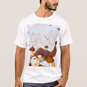 Weiße Farbe gebrochen, rostiges Auto. T-Shirt