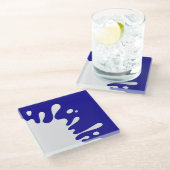 Weiße Farbe Spatter auf Ultramarine Blue Glasuntersetzer (Schrägansicht)