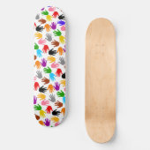 Weiße farbenfrohe Handabdruck-Musterdesign  Skateboard (Vorderseite)