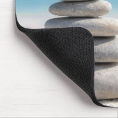 Weiße Feder auf einem Strandsteinhaufen Mousepad (Ecke)