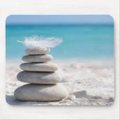 Weiße Feder auf einem Strandsteinhaufen Mousepad (Vorne)