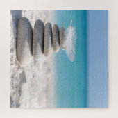 Weiße Feder auf einem Strandsteinhaufen Puzzle (Horizontal)