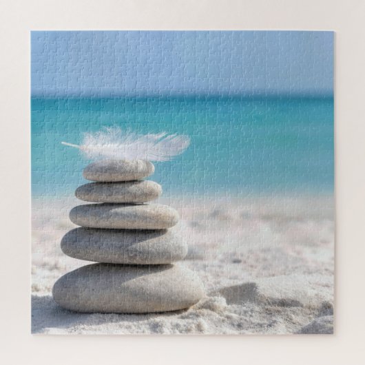 Weiße Feder auf einem Strandsteinhaufen Puzzle (Vertikal)