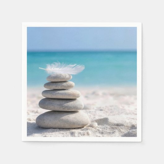 Weiße Feder auf einem Strandsteinhaufen Serviette (Vorderseite)