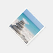 Weiße Feder auf einem Strandsteinhaufen Serviette (Ecke)