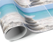 Weiße Feder auf einem Strandsteinmann Geschenkpapier (Rolleneckpunkt)