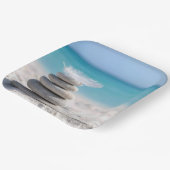 Weiße Feder auf einem Strandsteinmann Pappteller (Gewinkelt)