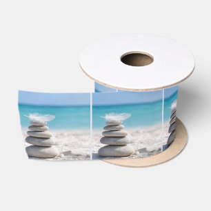 Weiße Feder auf einem Strandsteinmann Satinband