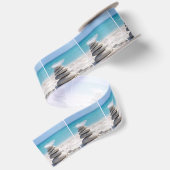 Weiße Feder auf einem Strandsteinmann Satinband (Rückseite)