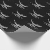 weiße Feder auf schwarz Geschenkpapier (Ecke)