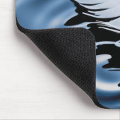 Weiße Feder, die auf blauem Wasser schweben Mousepad (Ecke)