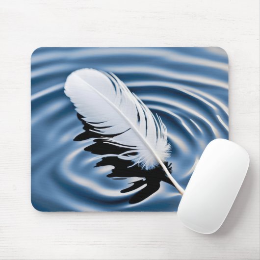 Weiße Feder, die auf blauem Wasser schweben Mousepad (Mit Mouse)