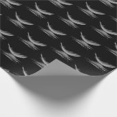 weiße Feder, die auf schwarzem Wasser schwimmt Geschenkpapier (Ecke)