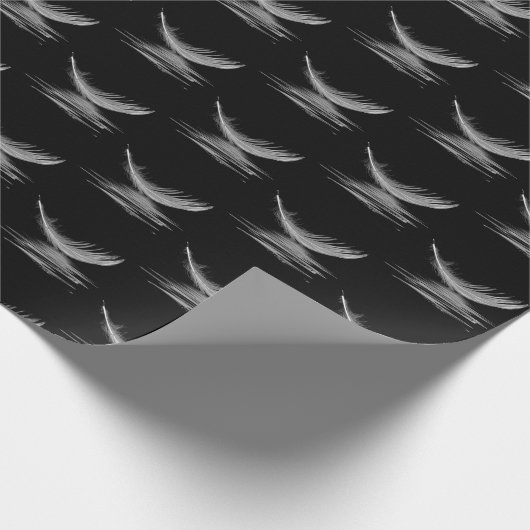 weiße Feder, die auf schwarzem Wasser schwimmt Geschenkpapier (Ecke)