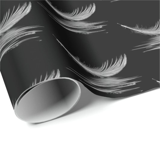 weiße Feder, die auf schwarzem Wasser schwimmt Geschenkpapier (Rolleneckpunkt)