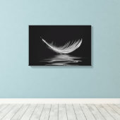 weiße Feder, die auf schwarzem Wasser schwimmt Leinwanddruck (Insitu (Holzboden))