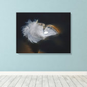 Weiße Feder mit Regenschirm Leinwanddruck (Insitu (Holzboden))