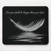 Weiße Feder mit Wasser Reflektion und Zitat Mous Mousepad (Vorne)