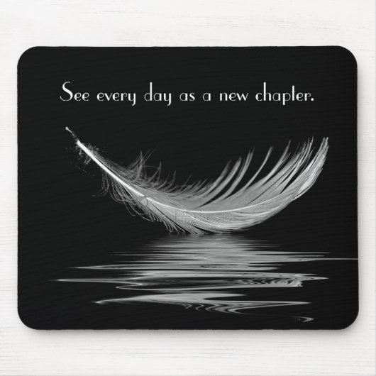 Weiße Feder mit Wasser Reflektion und Zitat Mous Mousepad (Vorne)