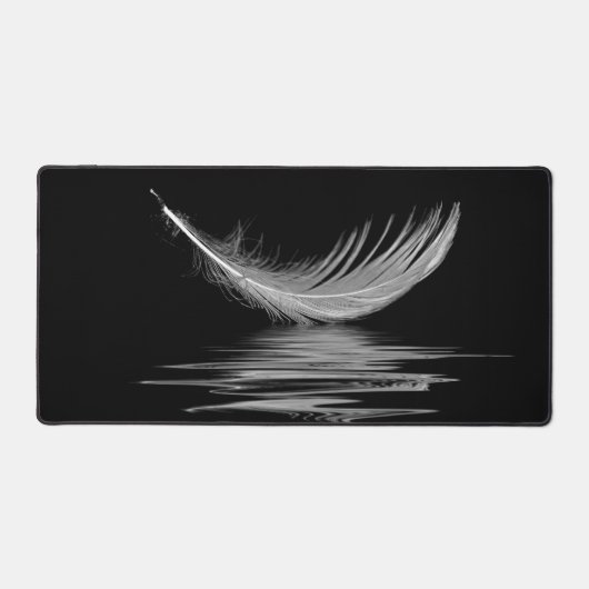Weiße Feder mit Wasserreflektion Schreibtischunterlage (Vorderseite)