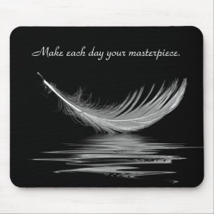 Weiße Feder mit Wasserreflektion und Zitat Mousepad