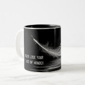 weiße Feder mit Zitat Zweifarbige Tasse (Vorderseite Links)