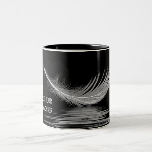 weiße Feder mit Zitat Zweifarbige Tasse (Mittel)