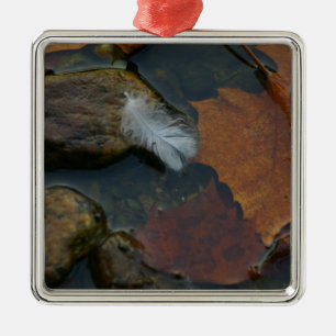 Weiße Feder Ornament Aus Metall